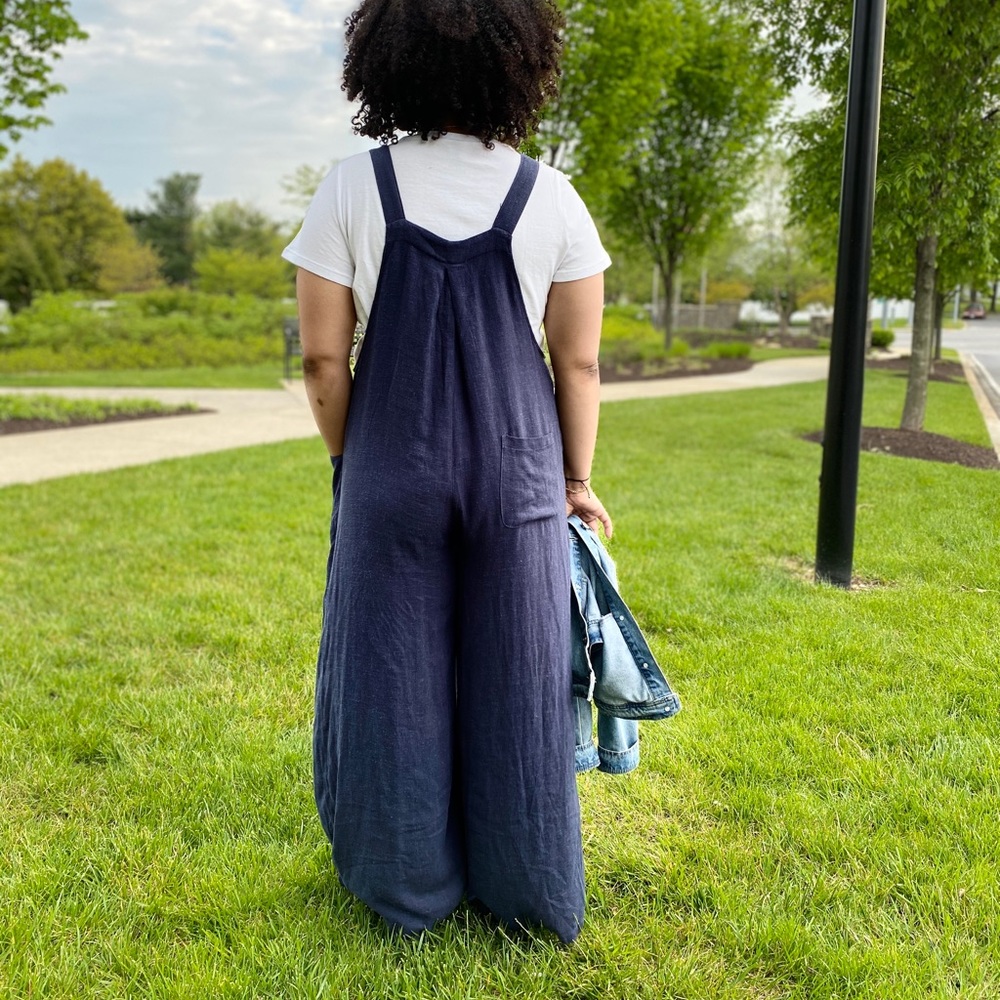 This overall features stylish buttoned adjustable shoulder straps & pockets. - Picture 4 of 7